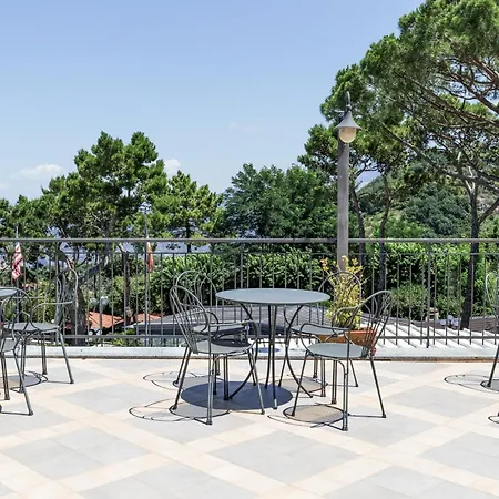 Hotel La Pergoletta SantʼAgata sui Due Golfi